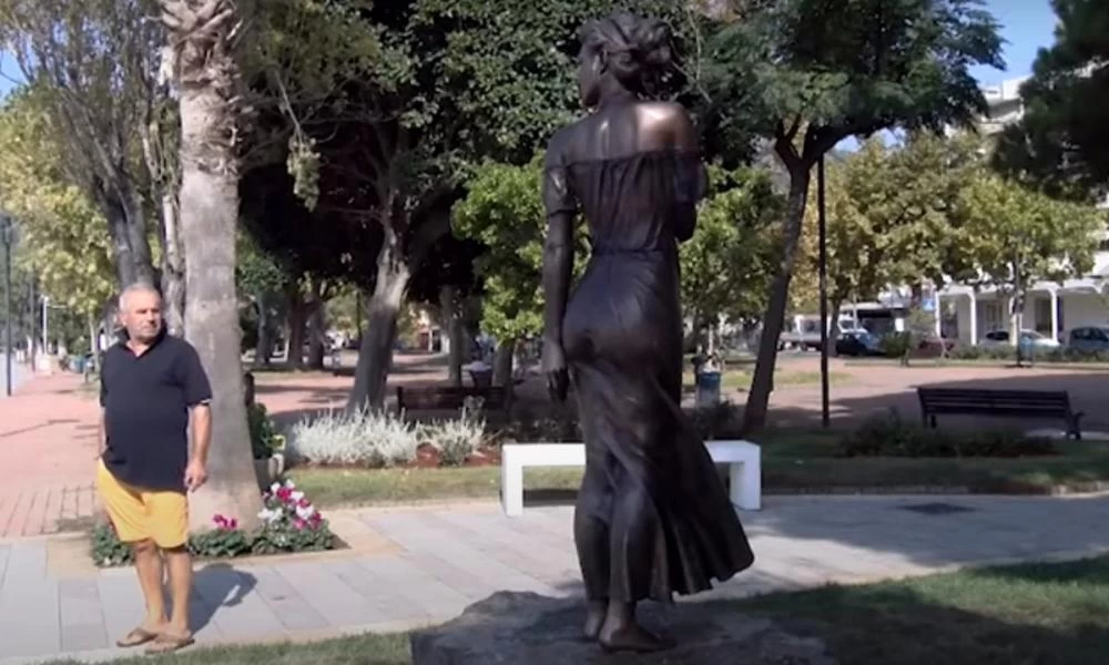 Ιταλία: Συνεχίζει να προκαλεί το «σεξιστικό» άγαλμα – «Αν μπορούσα θα το έκανα τελείως γυμνό»